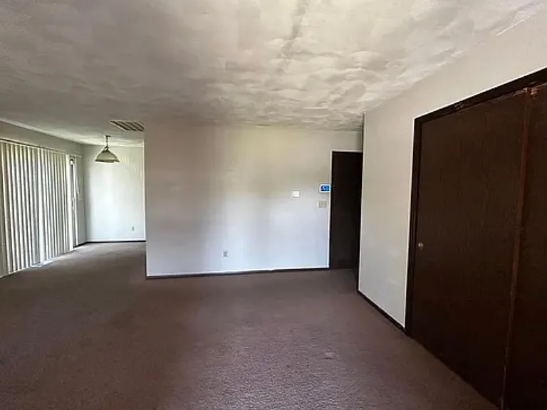 100 & 102 Derbyshire Dr — Photo 4