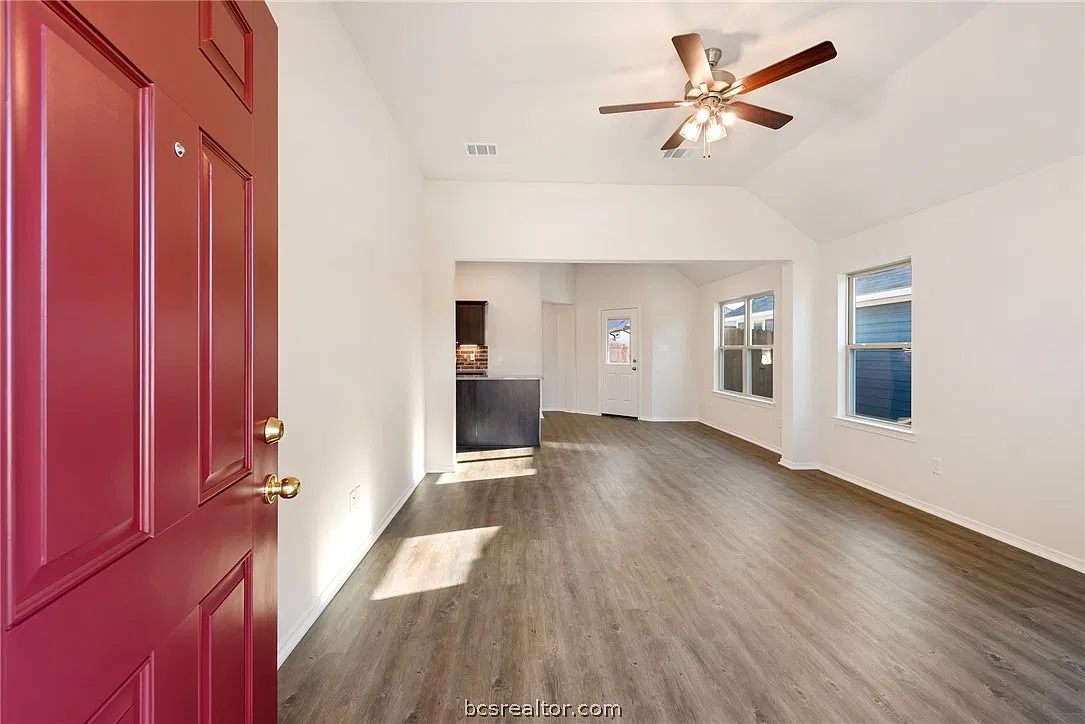 3 bed, 1285 sqft, $1,900 — Photo 4