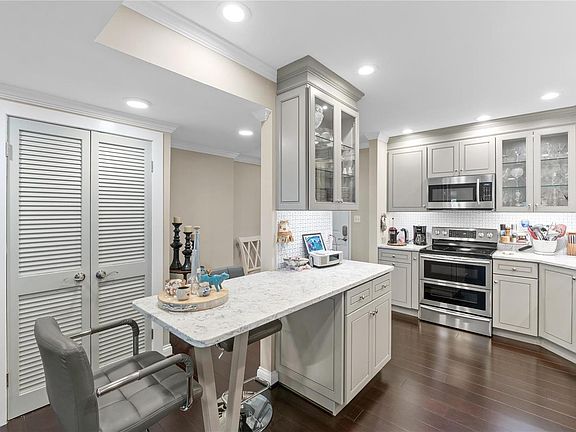 3rd image of 415 W Jefferson Ave APT 104