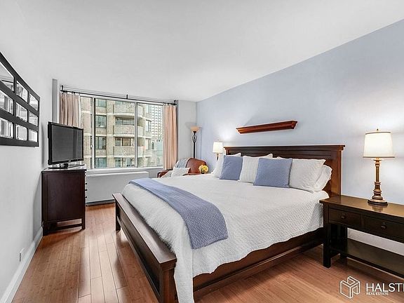3rd image of 61 W 62nd St APT 11H