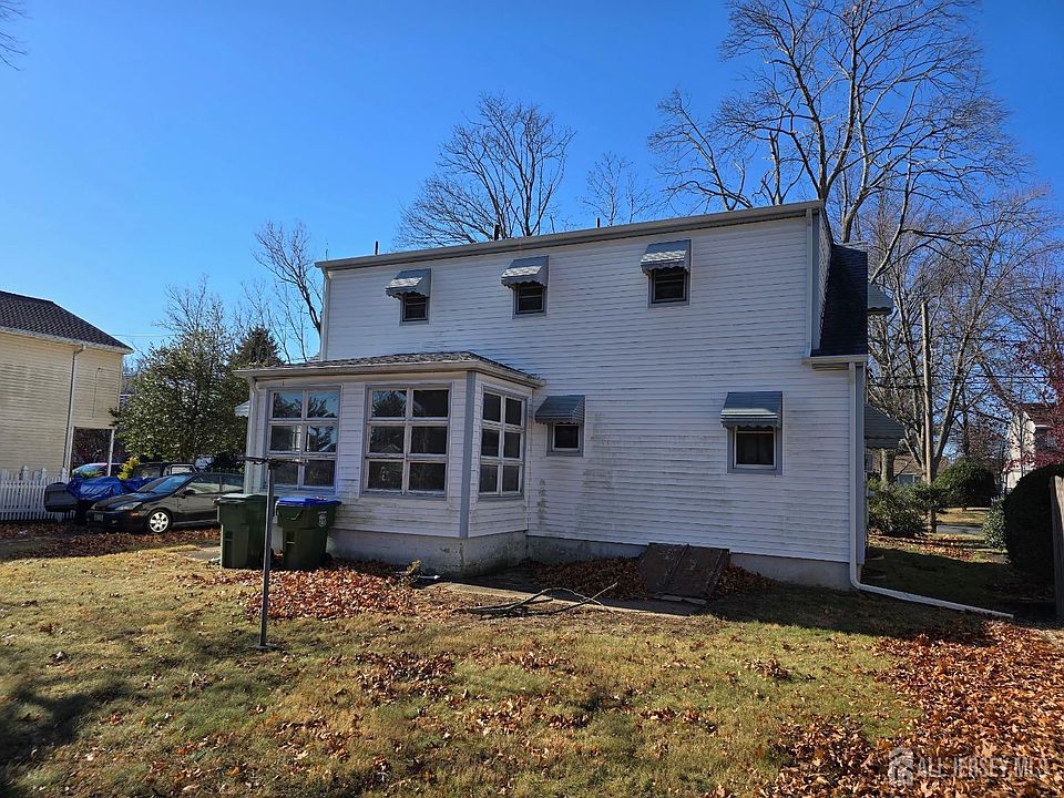 2nd image of 105 Redwood Ave