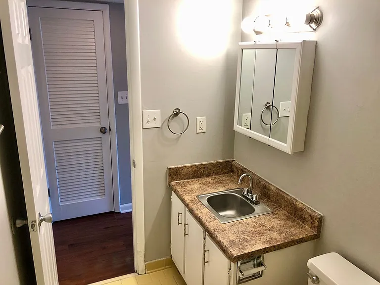 2704 Hanover Cir S — Photo 7