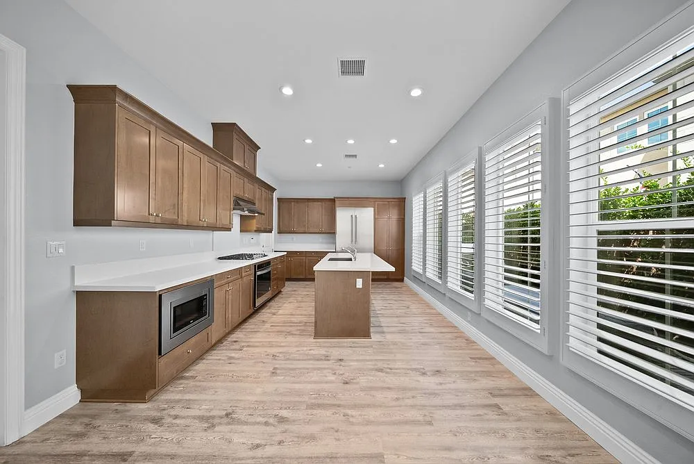 4 bed, 2400 sqft, $6,500 — Photo 4
