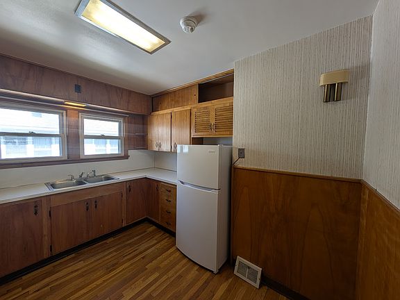 4th image of 105 Helen St #2