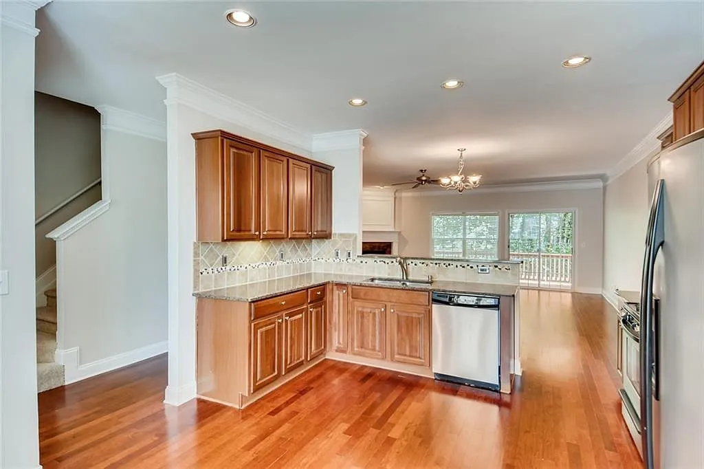 3 bed, 3.5 bath, 2019 sqft, $2,600 — Photo 3