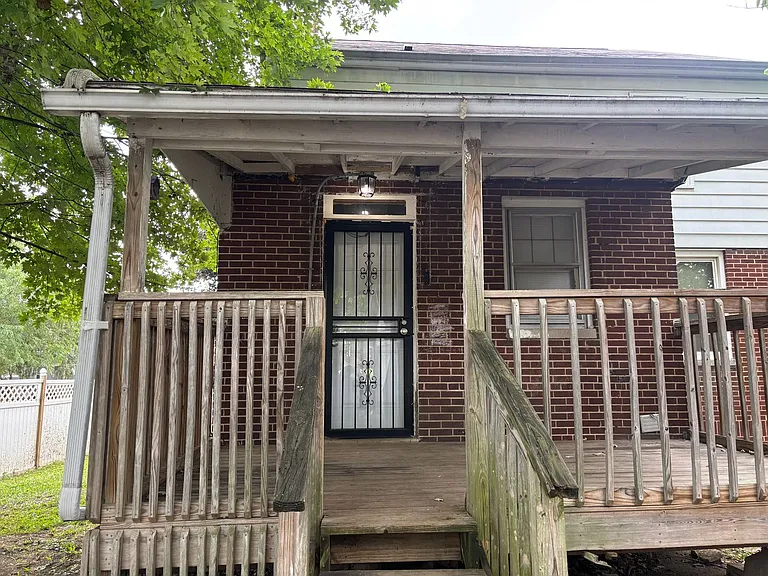 516 Wrexham Ave — Photo 3