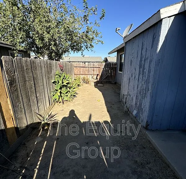 10931 Thompson Dr — Photo 12