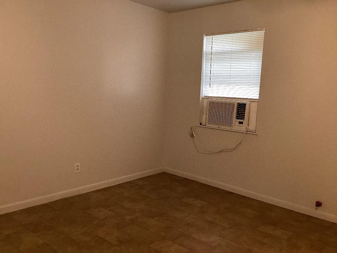 Studio, 250 sqft, $700 — Photo 2