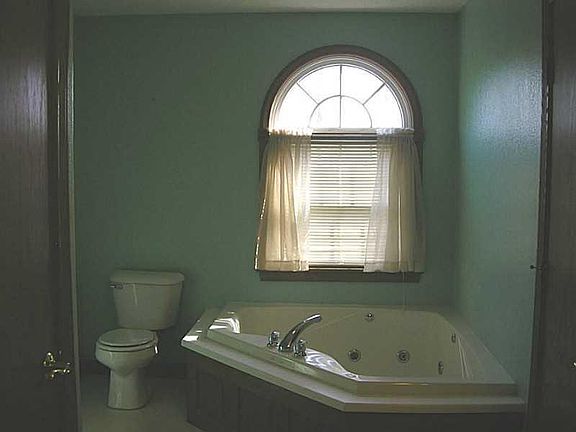 5th image of 10589 N Edgewood Dr