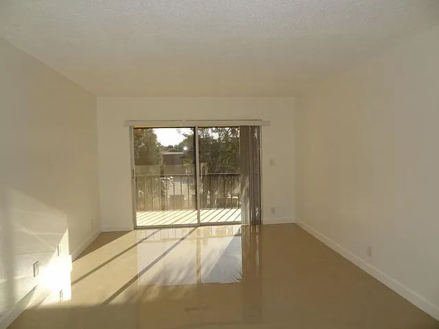 Building Photo - 460 NW 20th St #114