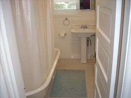 Bathroom w/soaker clawfoor tub