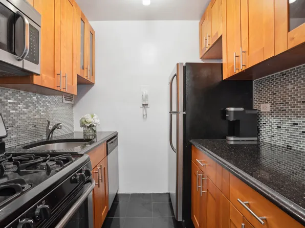 181 East 73rd Street 2B image 3 of 5