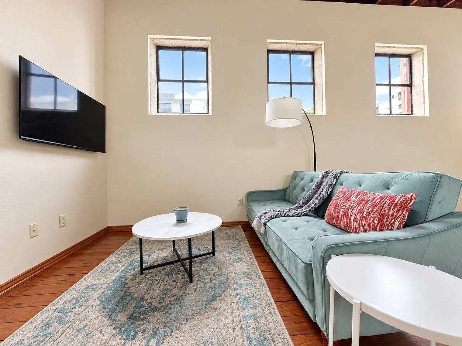 2 bed, 1.0 bath, $2,423 — Photo 3