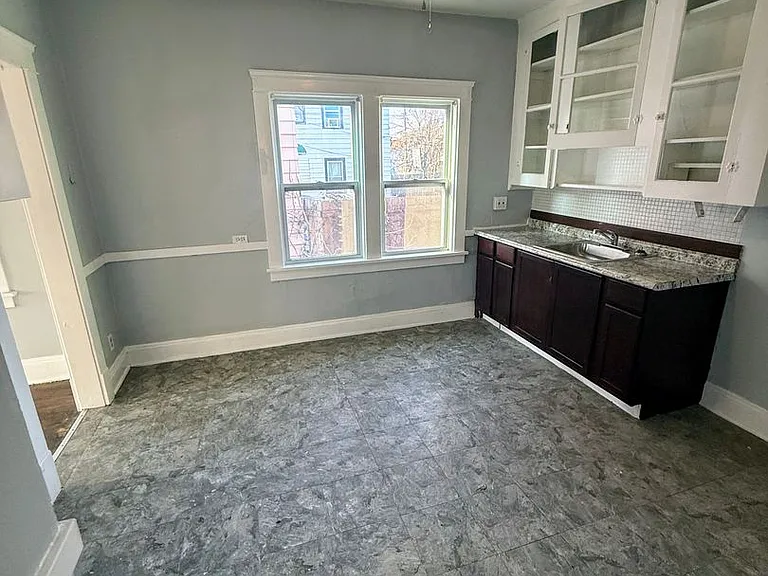 951 Royal Rd — Photo 32