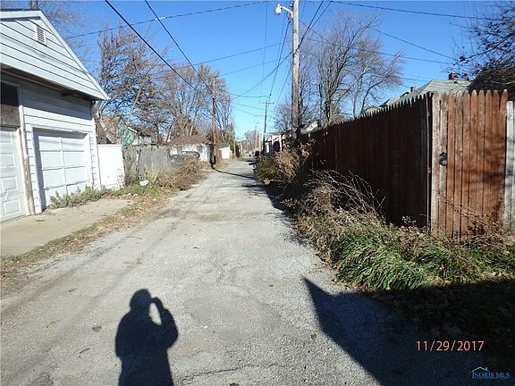 3rd image of 844 Oak St