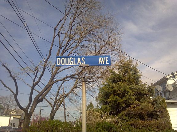 5th image of 115 Douglas Ave