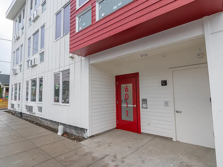 6011 SE 90th Ave #201 — Photo 12