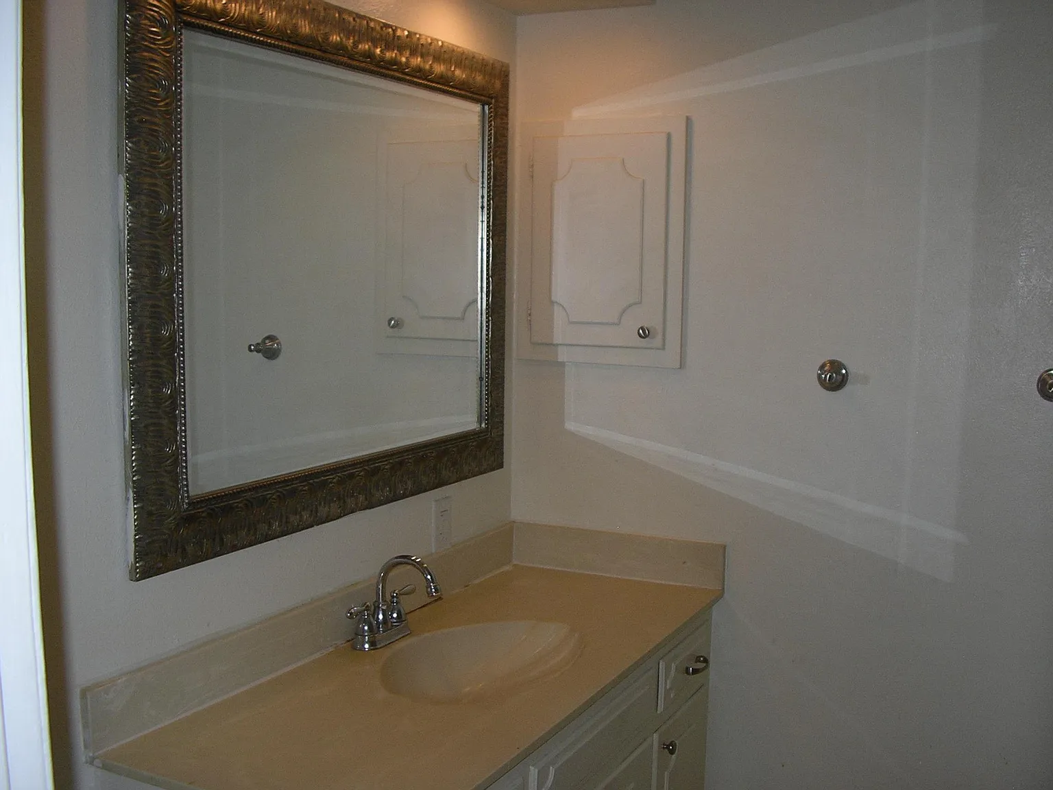 2 bed, 918 sqft, $1,650 — Photo 2