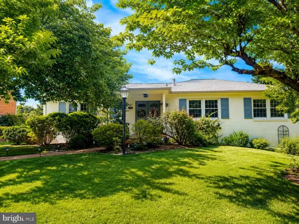 6126 Redwood Ln, Alexandria, VA 22310