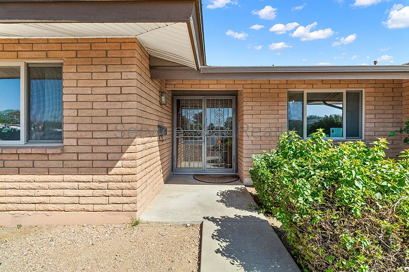 3 bed, 2.0 bath, 2076 sqft, $3,000 — Photo 3