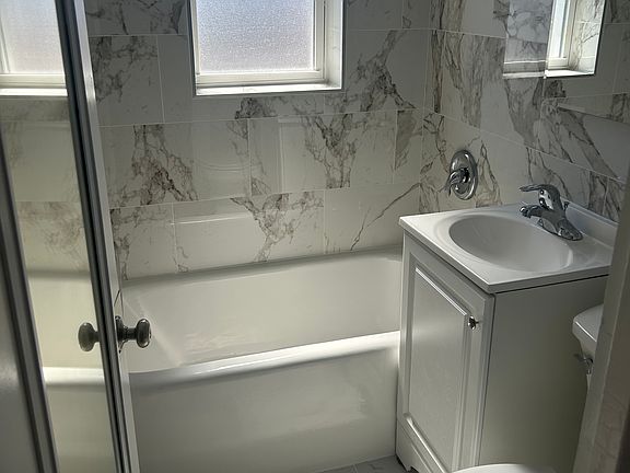 4th image of 4427 N Seeley Ave APT 407