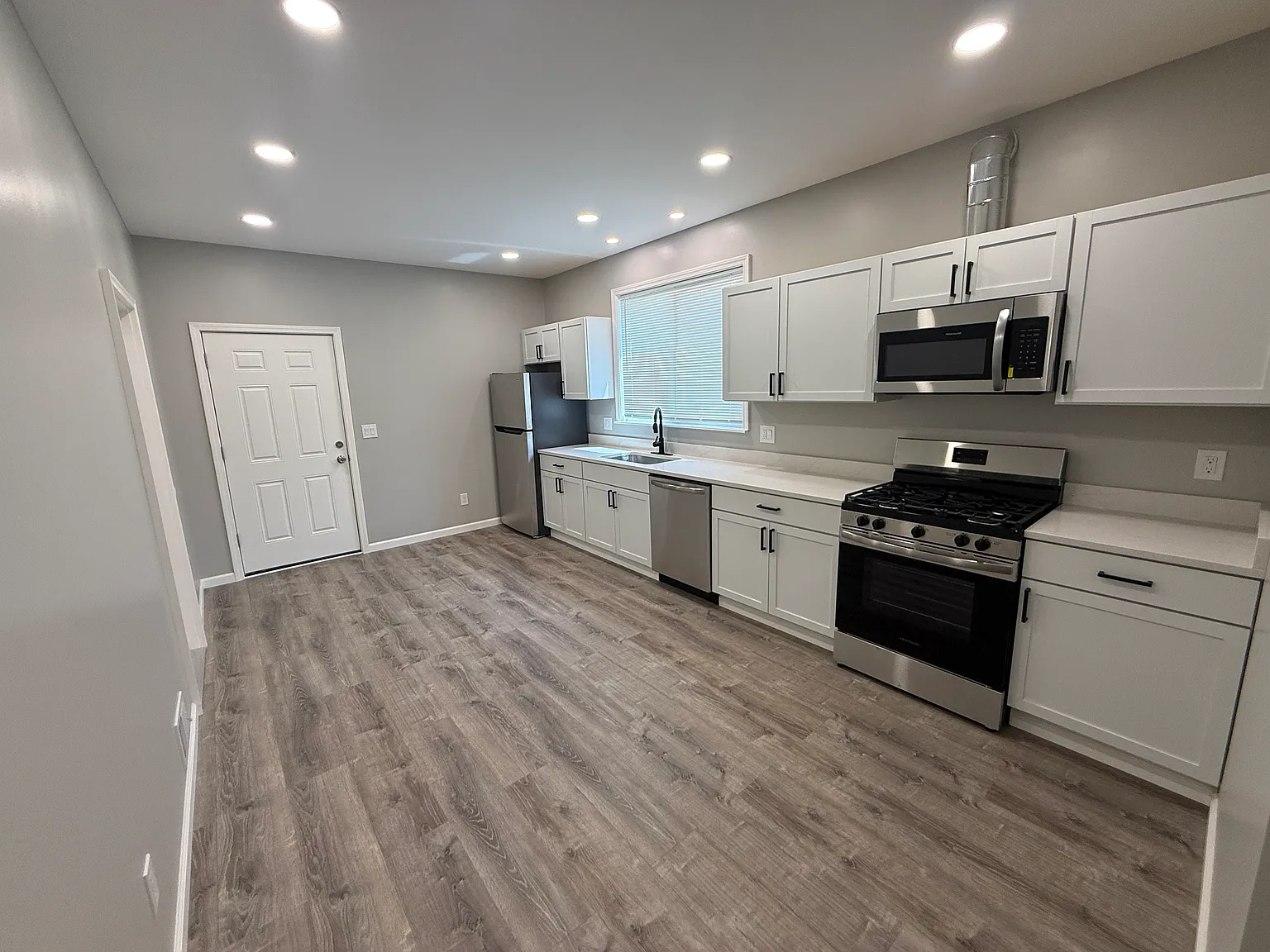 3 bed, 2200 sqft, $1,850 — Photo 2