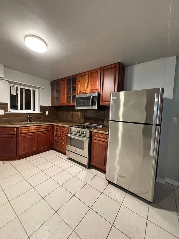 2 bed, 1.0 bath, 800 sqft, $2,400 — Photo 1