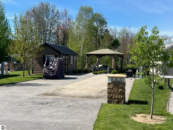 6100 Larson Rd SW, South Boardman, MI 49680