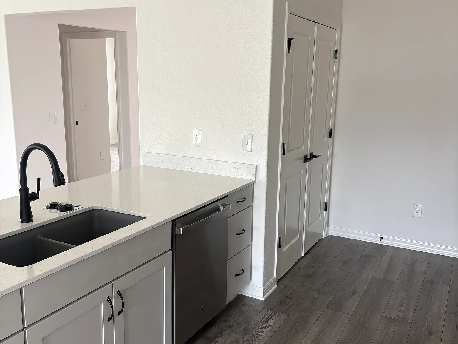 3 bed, 1400 sqft, $2,400 — Photo 3