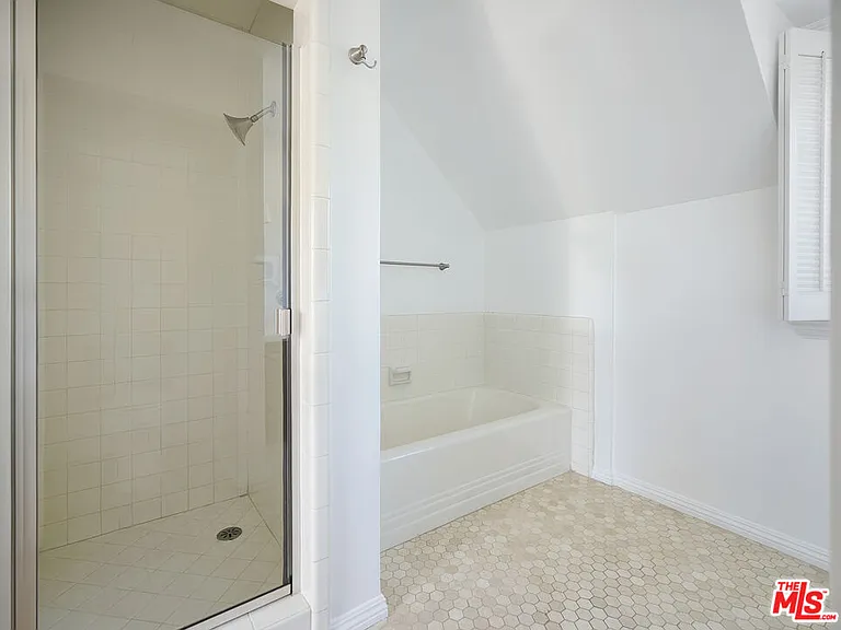 13161 Addison St — Photo 23