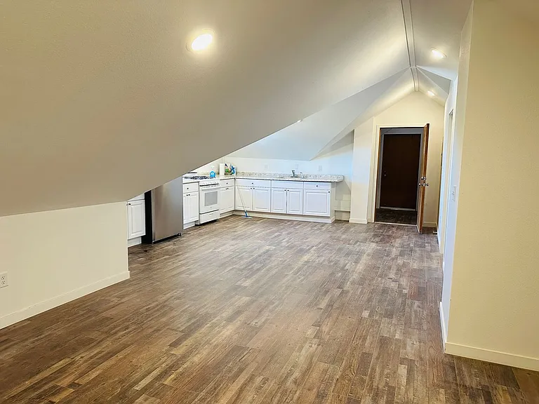 921 E 4th St #17 — Photo 3