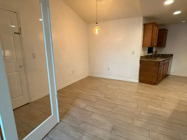 502 W 9th St — Photo 11
