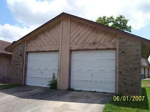 8904 Meadow Trace — Photo 4