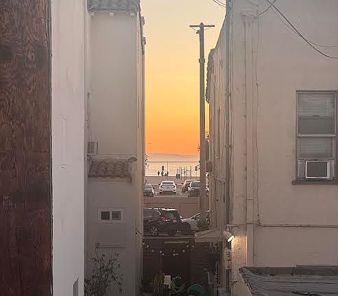 peek-a-boo view of the ocean from apartment #5; a desk under this window and watch the sailboats go by...