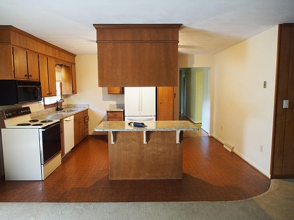 4th image of 1901 Montclair Dr