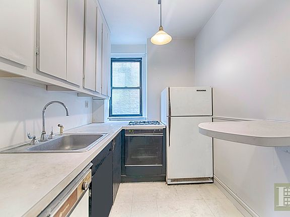 3rd image of 240 W 75th St APT 4C