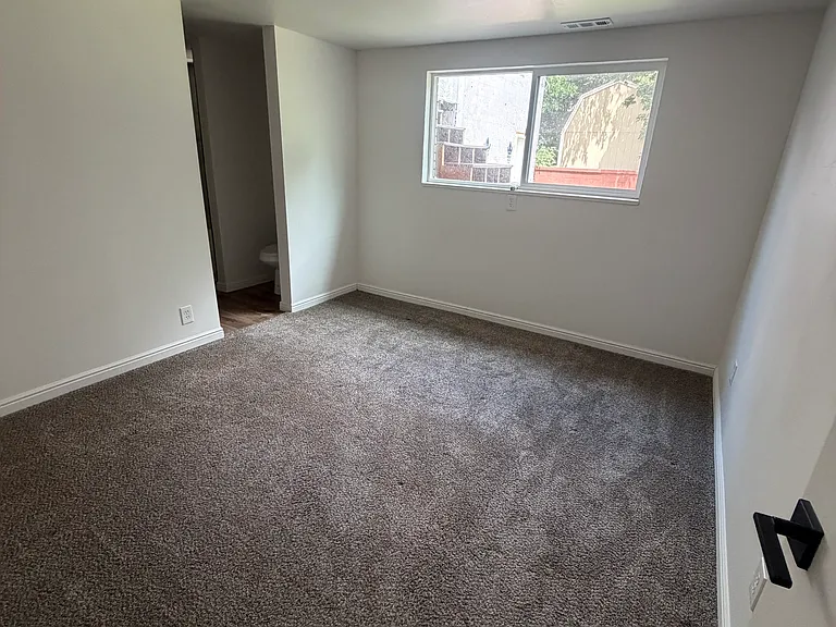 943 Crestwood Rd — Photo 5