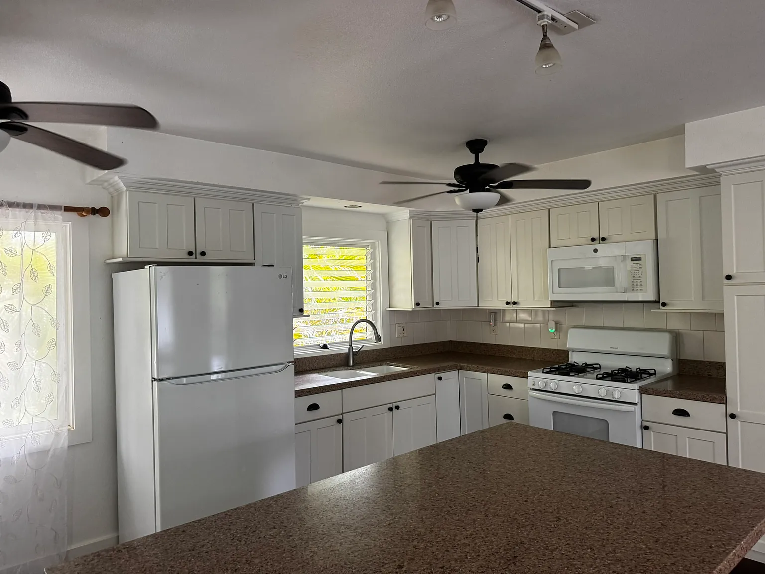 2 bed, $3,000 — Photo 4