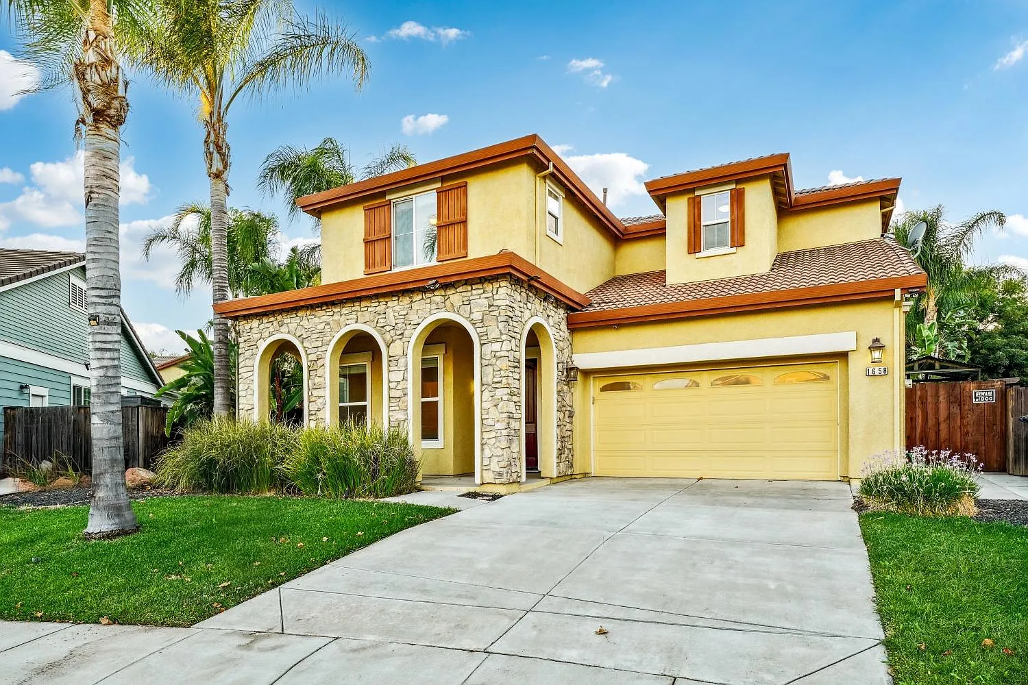 1658 Tamarisk Ln photo 1
