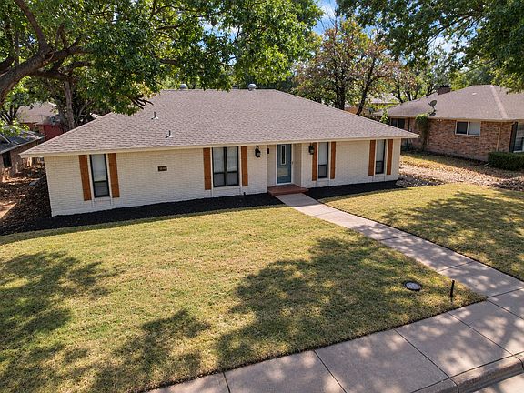 3rd image of 1830 Altadena Ln