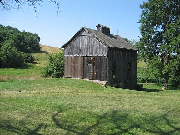 BEAUTIFUL BARN TO HOUSE ALL YOUR ANIMALS!
