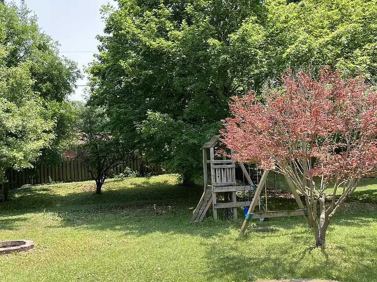 585 Meadowview Ln — Photo 2