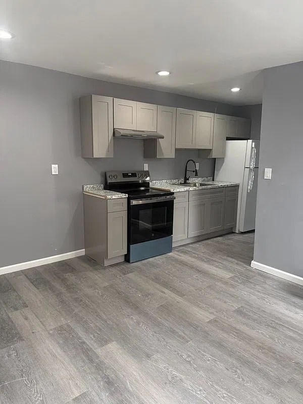 2 bed, 1.0 bath, 689 sqft, $1,750 — Photo 3