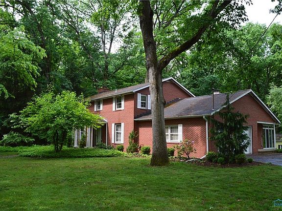 3rd image of 626 Hillcrest Dr