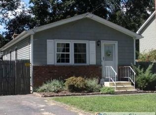 40 Beech St, Lake Grove, NY 11755