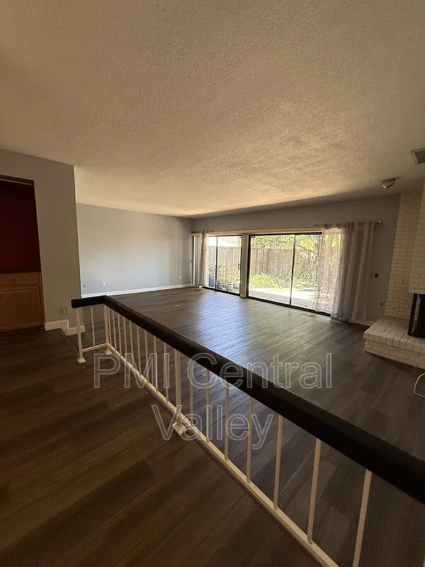 3 bed, 3.0 bath, 2499 sqft, $2,500 — Photo 4