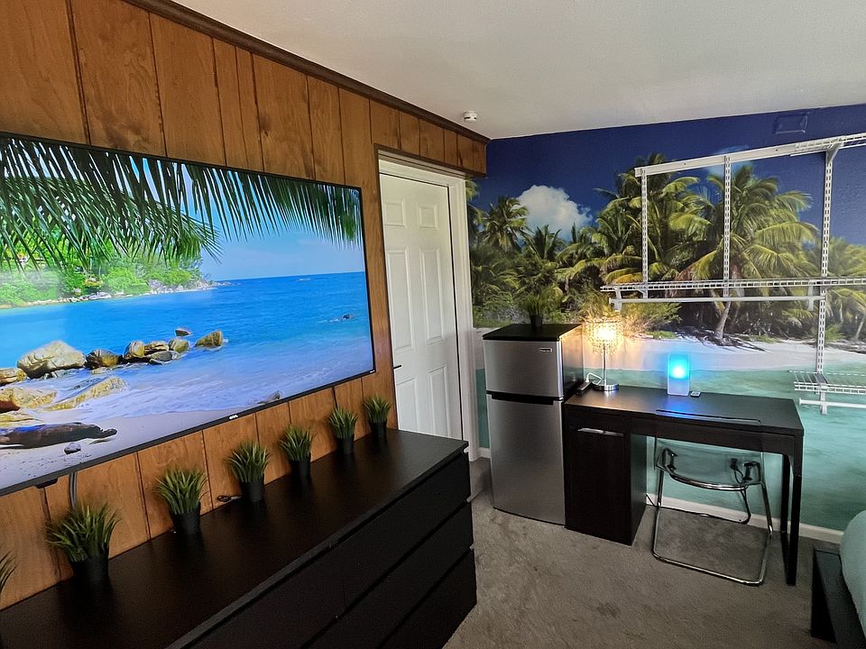 Private Entry, Queen bed, mini fridge, desk & chair, 65in Roku Smart TV, dresser, night stand & lamp