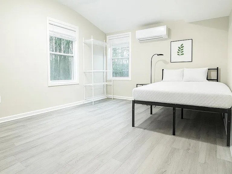 Parkview Dr — Photo 1