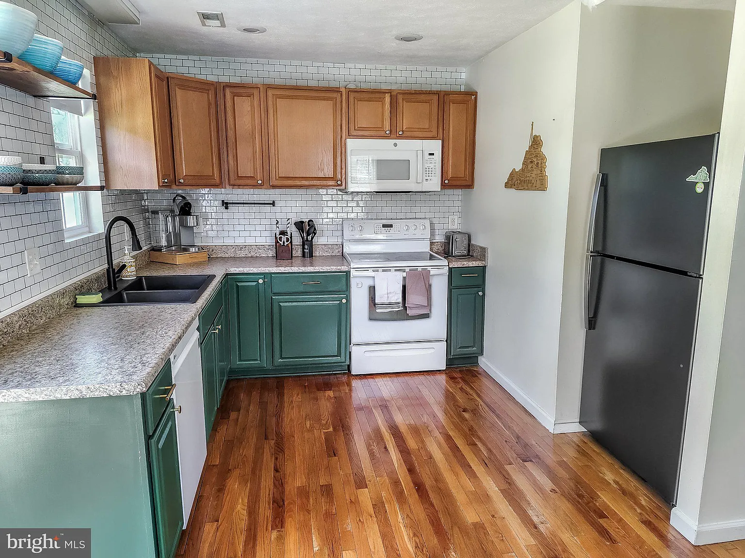 3 bed, 2.0 bath, 1040 sqft, $2,200 — Photo 3