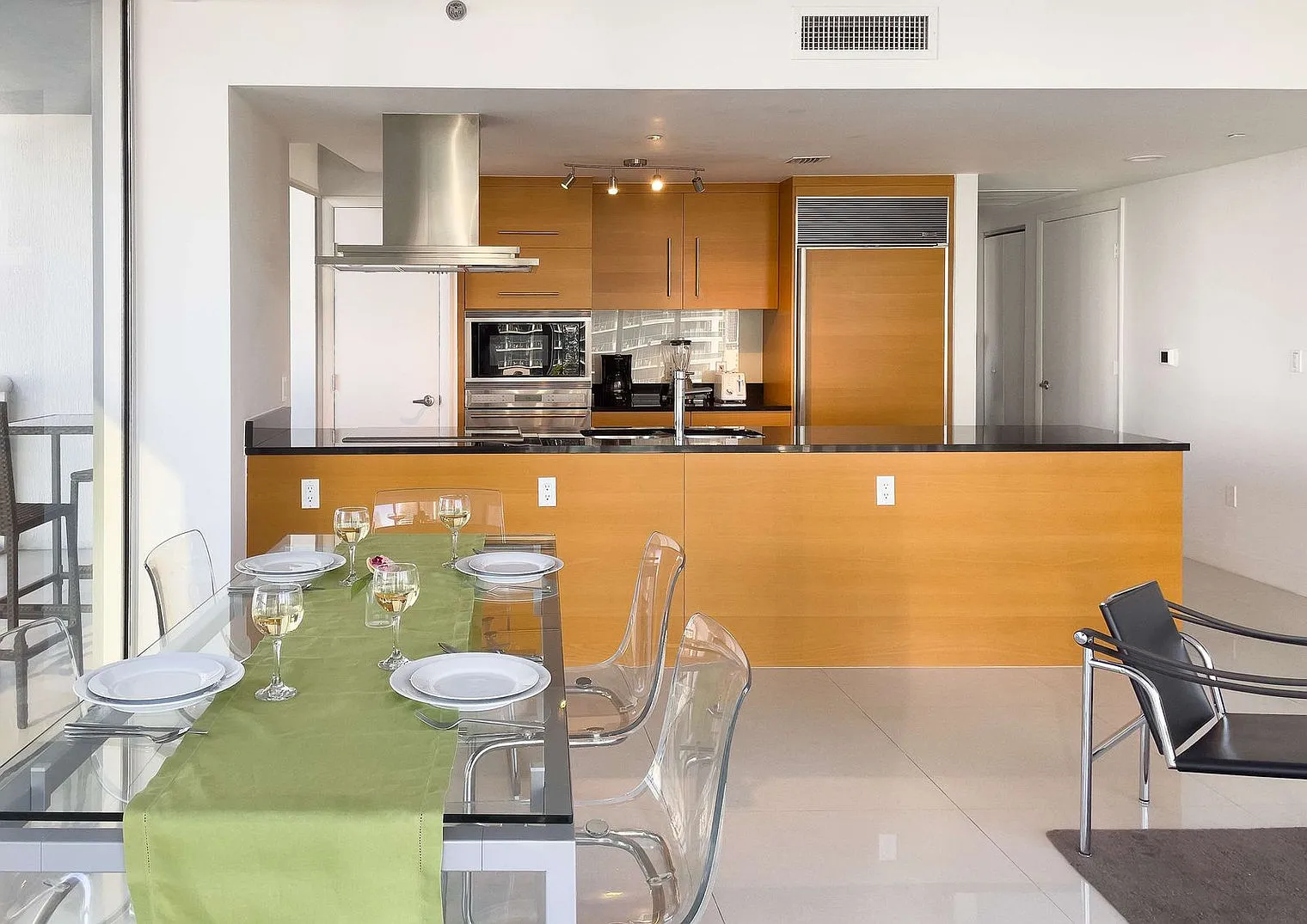 2 bed, 2.0 bath, 1377 sqft, $5,450 — Photo 2